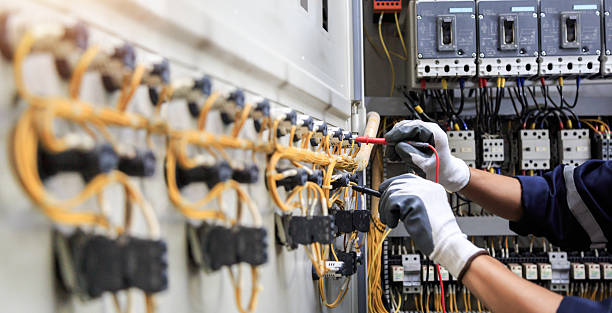 Professional Electrician technician working in Bourbonnais, IL
